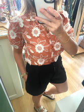 Carregar imagem no visualizador da galeria, Blusa bordada salmão