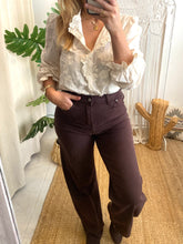 Carregar imagem no visualizador da galeria, Camisa pérola bordada com folhinho