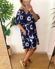 Carregar imagem no visualizador da galeria, Vestido curto manga balão flores grandes azul e castanho