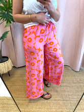Carregar imagem no visualizador da galeria, Calças pantalonas estampa flores rosa/laranja