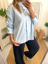 Carregar imagem no visualizador da galeria, Camisa azul claro com botões dourados
