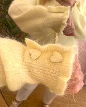 Carregar imagem no visualizador da galeria, Casaco de malha amarelo com botões coração