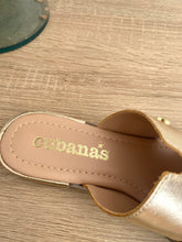 Carregar imagem no visualizador da galeria, Chinelo Cubanas pele dourado