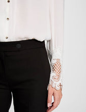 Carregar imagem no visualizador da galeria, Blusa acetinada manga renda Morgan