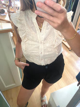 Carregar imagem no visualizador da galeria, Blusa pérola bordada