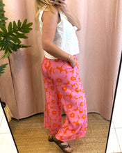 Carregar imagem no visualizador da galeria, Calças pantalonas estampa flores rosa/laranja
