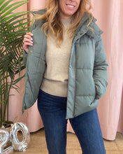 Carregar imagem no visualizador da galeria, Casaco acolchoado capuz verde Vimilja