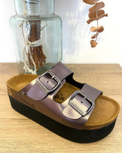 Carregar imagem no visualizador da galeria, Chinelo Cubanas prateado plataforma com fivelas