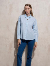 Carregar imagem no visualizador da galeria, Camisa azul claro com botões dourados