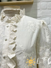 Carregar imagem no visualizador da galeria, Camisa pérola bordada com folhinho
