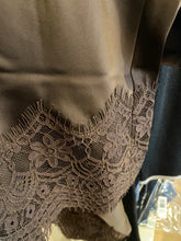 Carregar imagem no visualizador da galeria, Saia acetinada com renda castanho Viellette