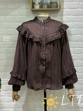 Carregar imagem no visualizador da galeria, Camisa castanha folhos