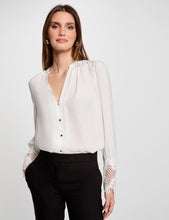 Carregar imagem no visualizador da galeria, Blusa acetinada manga renda Morgan