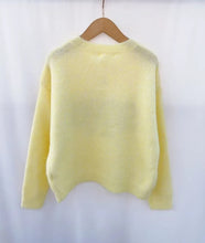 Carregar imagem no visualizador da galeria, Casaco de malha amarelo com botões coração