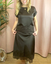 Carregar imagem no visualizador da galeria, Saia acetinada com renda castanho Viellette