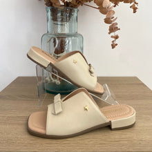 Carregar imagem no visualizador da galeria, Chinelo Cubanas beje laçinho