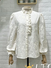 Carregar imagem no visualizador da galeria, Camisa pérola bordada com folhinho