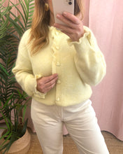 Carregar imagem no visualizador da galeria, Casaco de malha amarelo com botões coração