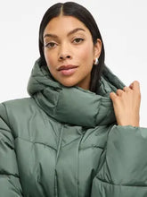 Carregar imagem no visualizador da galeria, Casaco acolchoado capuz verde Vimilja
