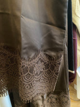 Carregar imagem no visualizador da galeria, Blusa acetinada com renda castanho Viellette