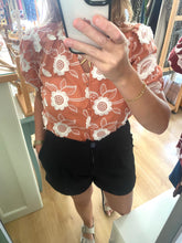 Carregar imagem no visualizador da galeria, Blusa bordada salmão