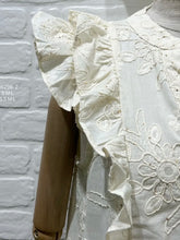 Carregar imagem no visualizador da galeria, Blusa pérola bordada