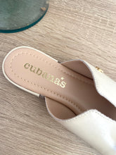 Carregar imagem no visualizador da galeria, Chinelo Cubanas beje laçinho