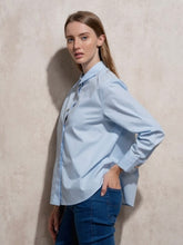 Carregar imagem no visualizador da galeria, Camisa azul claro com botões dourados