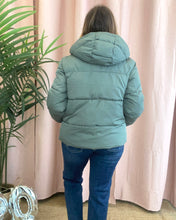 Carregar imagem no visualizador da galeria, Casaco acolchoado capuz verde Vimilja