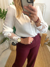 Carregar imagem no visualizador da galeria, Blusa acetinada manga renda Morgan