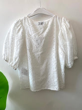 Carregar imagem no visualizador da galeria, Blusa manga balão bordado inglês Naf Naf