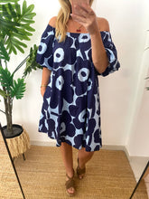 Carregar imagem no visualizador da galeria, Vestido curto manga balão flores grandes azul e castanho