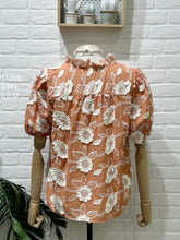Carregar imagem no visualizador da galeria, Blusa bordada salmão