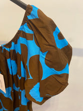 Carregar imagem no visualizador da galeria, Vestido curto manga balão flores grandes azul e castanho