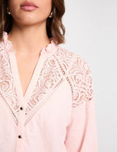 Carregar imagem no visualizador da galeria, Blusa Morgan rendada rosa