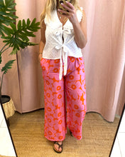 Carregar imagem no visualizador da galeria, Calças pantalonas estampa flores rosa/laranja