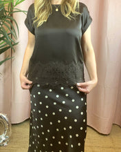 Carregar imagem no visualizador da galeria, Blusa acetinada com renda castanho Viellette