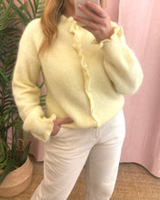 Carregar imagem no visualizador da galeria, Casaco de malha amarelo com botões coração