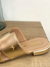 Carregar imagem no visualizador da galeria, Chinelo Cubanas pele dourado