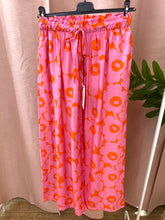 Carregar imagem no visualizador da galeria, Calças pantalonas estampa flores rosa/laranja