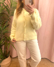 Carregar imagem no visualizador da galeria, Casaco de malha amarelo com botões coração