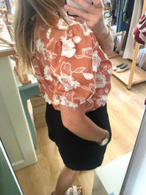 Carregar imagem no visualizador da galeria, Blusa bordada salmão