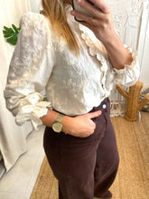 Carregar imagem no visualizador da galeria, Camisa pérola bordada com folhinho