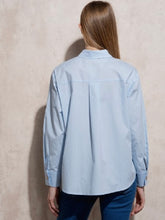 Carregar imagem no visualizador da galeria, Camisa azul claro com botões dourados