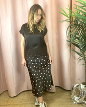 Carregar imagem no visualizador da galeria, Blusa acetinada com renda castanho Viellette