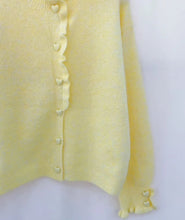 Carregar imagem no visualizador da galeria, Casaco de malha amarelo com botões coração