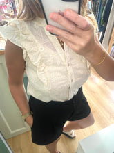Carregar imagem no visualizador da galeria, Blusa pérola bordada