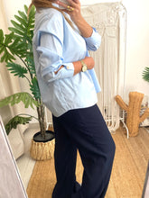 Carregar imagem no visualizador da galeria, Camisa azul claro com botões dourados