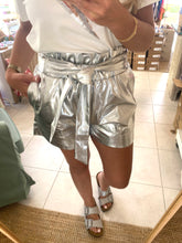 Carregar imagem no visualizador da galeria, Calções com cinto prateados