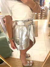 Carregar imagem no visualizador da galeria, Calções com cinto prateados